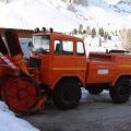 Schneefrse Fahrzeug am Falzarego Pass in den Dolomiten